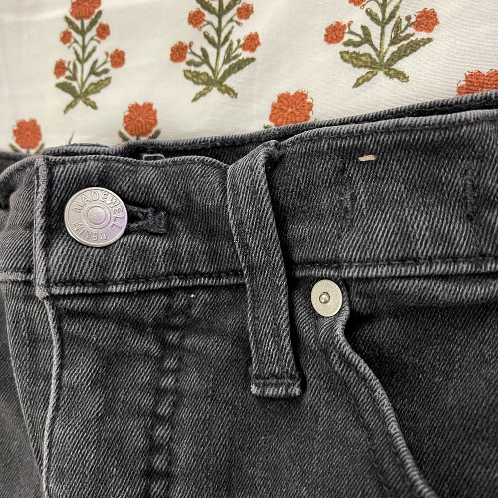 Madewell size 30 black denim. Frayed hem. High waisted - Picture 7 of 7